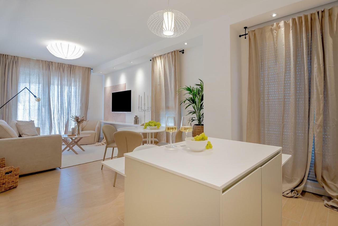 The Pleasurist - Apartment With Private Heated Pool And Terrace Split Kültér fotó